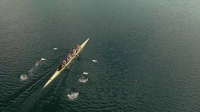 在一个阳光明媚的日子里，四人划艇在湖上滑行视频素材