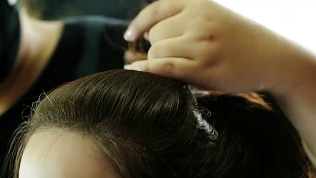 4K:美发师照顾女士。视频下载