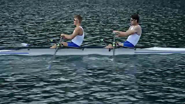 两名男子双桨运动员在训练中休息时握手视频素材