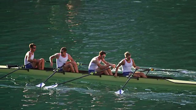 男运动员在湖上四桨手握手视频素材