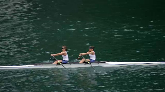 在湖上划船的两名女运动员组成的队伍视频素材