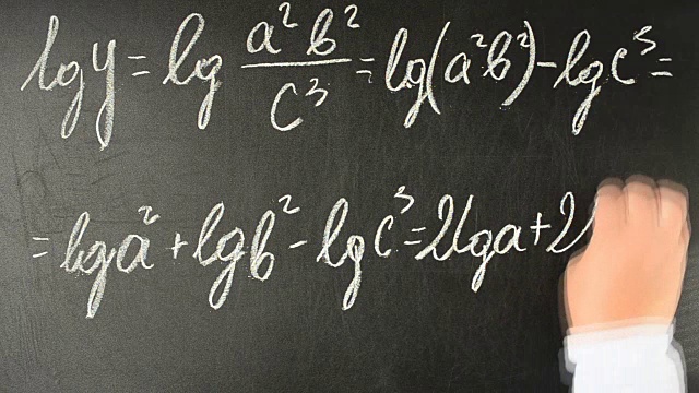 数学分析、对数。加速视频。我们用粉笔在黑板上写字。视频下载