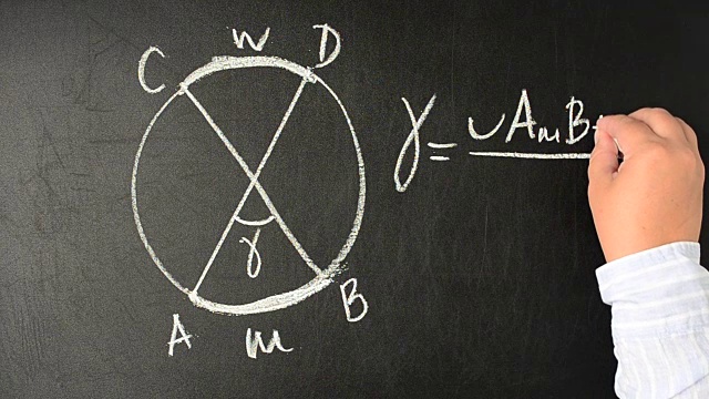 几何学。角度的测量我们用粉笔在黑板上写字。视频下载