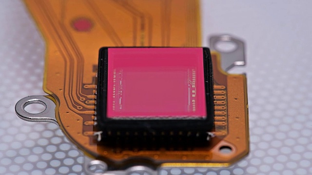 芯片，矩阵，传感器在白色背景上运动视频素材