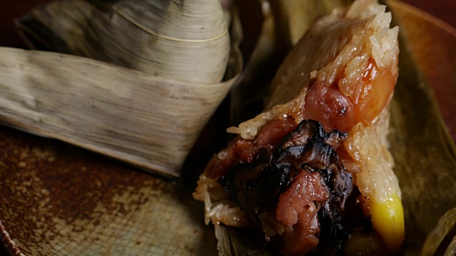 “粽子”或“bakang”，“bacang”是由糯米制成的中国传统食物视频下载