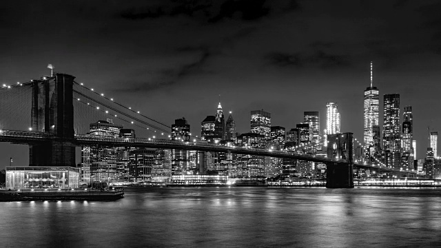 慢速拍摄曼哈顿下城的摩天大楼和布鲁克林大桥，在暮色中掠过乌云。曼哈顿，纽约视频素材