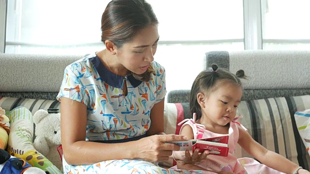 亚洲宝宝和妈妈一起玩和看书视频下载
