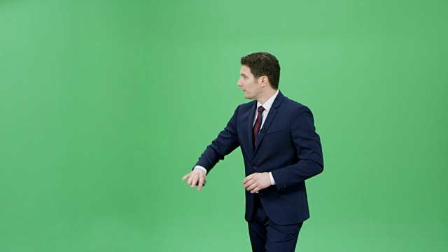 一個穿著深藍色西裝的白人正在播報天氣預報視頻素材