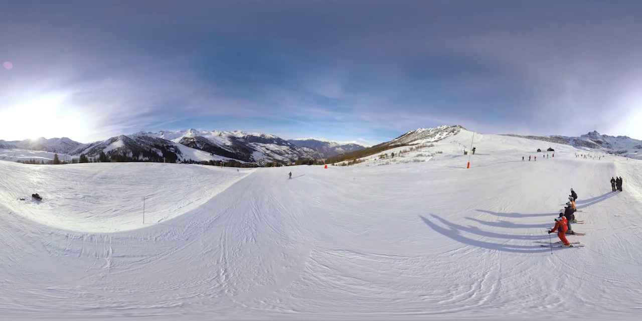 在法国阿尔卑斯山的滑雪道上空进行360度高空飞行视频下载