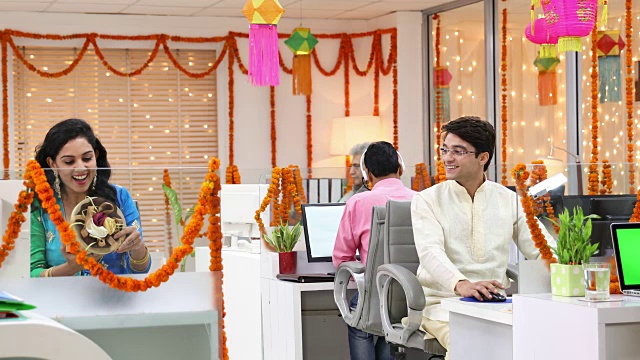 印度德里，一名成年男子在办公室给同事送礼视频素材