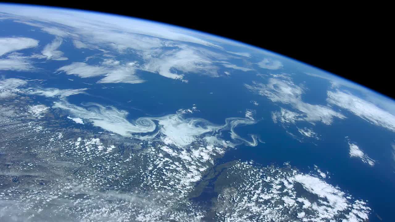 从太空看到的行星地球。国际空间站探索我们美丽的蓝色星球的每一个角落视频素材