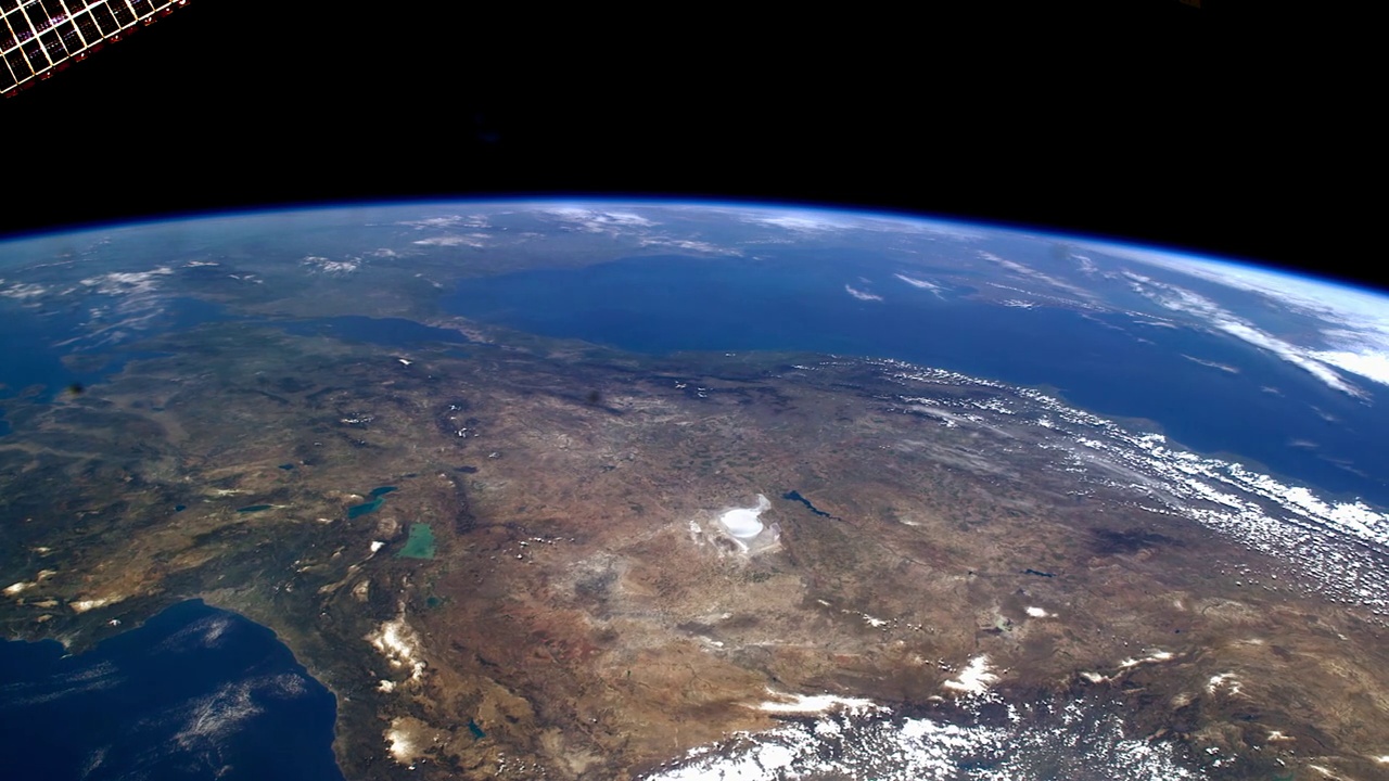 从太空看地球。从国际空间站的高角度观察视频素材