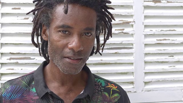 一个成熟的加勒比黑人男人在家的肖像视频素材