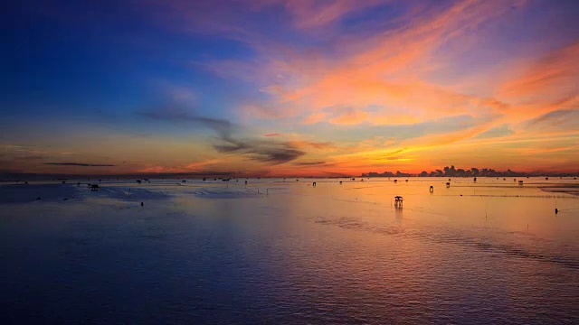 美麗的日出天空在海景和漁船航行4K時間流逝視頻素材