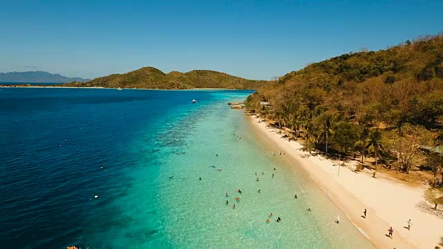 鸟瞰图美丽的海滩在一个热带岛屿香蕉。菲律宾视频下载