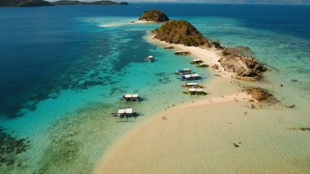 鸟瞰图美丽的海滩上的热带布洛格多斯岛。菲律宾视频下载