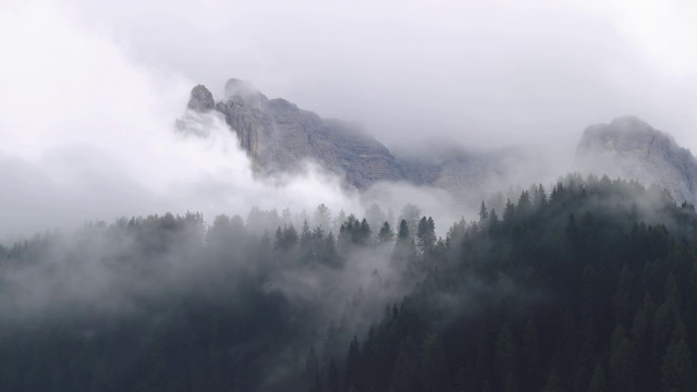 白云巖上冬季森林的時間流逝視頻素材