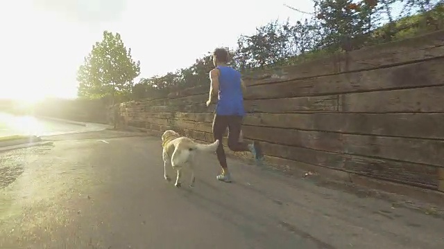 年轻人与狗在户外运动视频下载