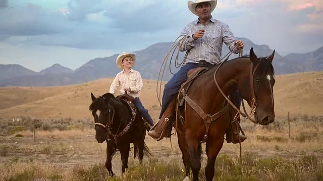 父亲和儿子骑马视频下载