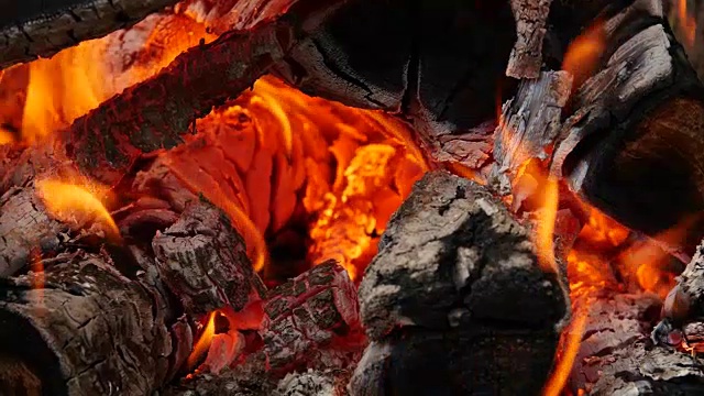 柴火和滚烫的煤放在烤架上，火燃烧着为肉煮熟视频素材
