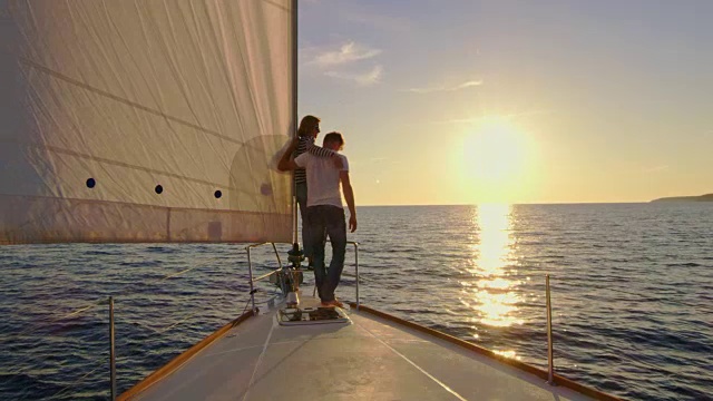 SLO MO夫妇在日落时航行视频下载