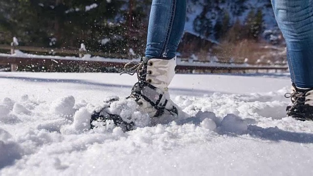 在新雪上穿雪鞋的女人视频购买