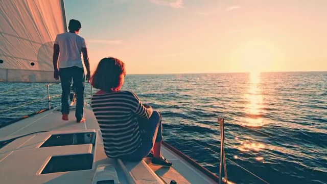 一对夫妇在享受日落时的航行视频下载