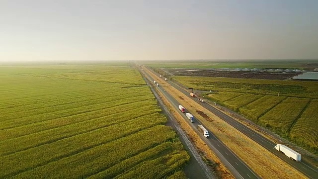 玉米田和牛场之间的I-5交通-航拍视频下载