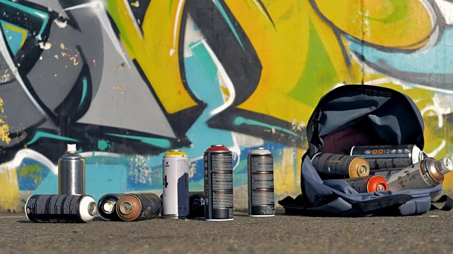 专业喷漆罐旁边的墙壁涂鸦艺术。视频下载