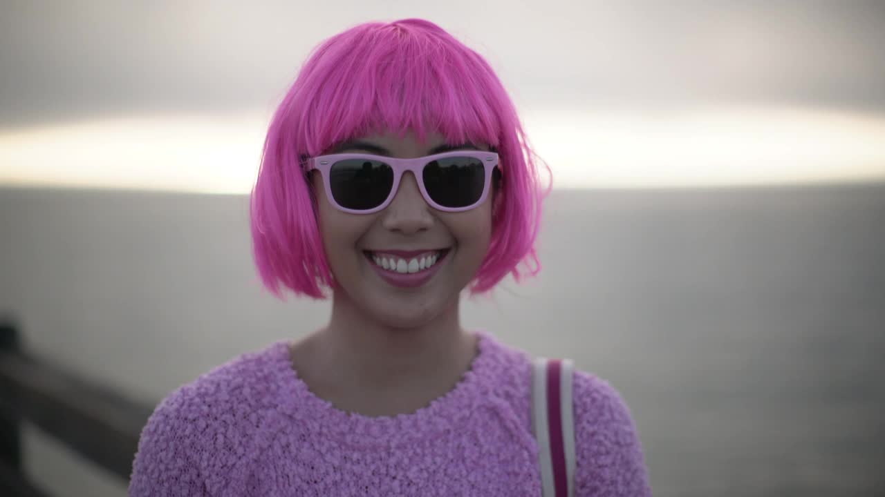 一名粉红色头发的女子在自拍视频下载