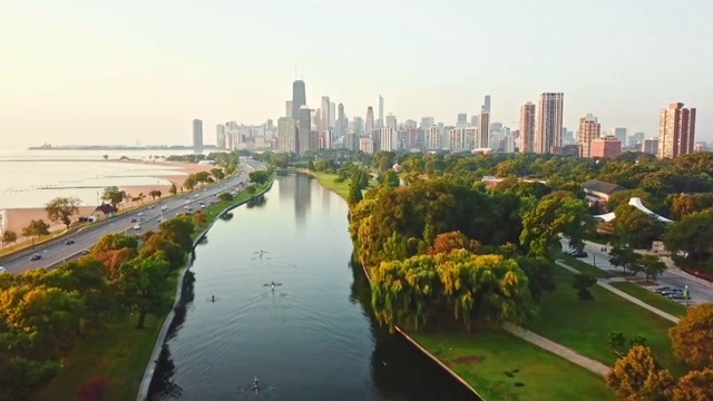 芝加哥俯瞰湖面的鸟瞰图视频下载