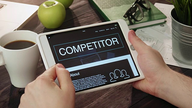 使用数码平板电脑浏览竞争对手的网页视频素材
