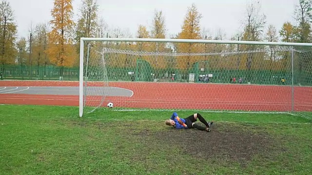 孩子们踢足球——年轻的孩子们在足球场上比赛视频素材