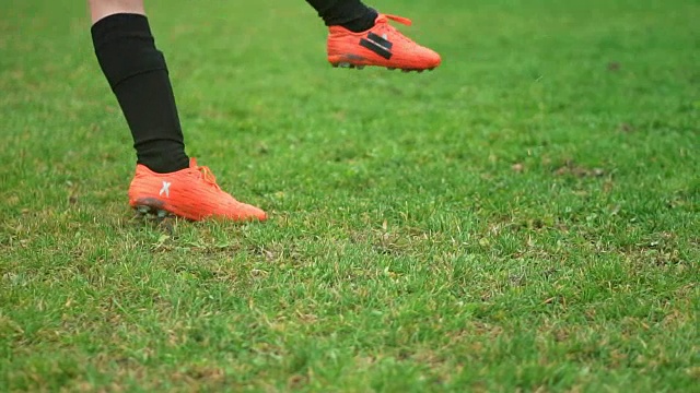 年轻足球运动员踢点球的特写镜头视频下载