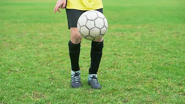 足球运动员在场上用球玩杂耍视频素材