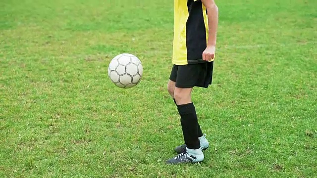 足球运动员在场上用球玩杂耍视频素材