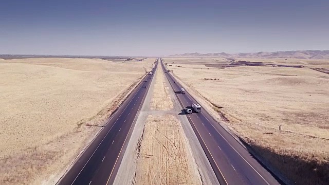 多车道高速公路上的4K鸟瞰图视频素材