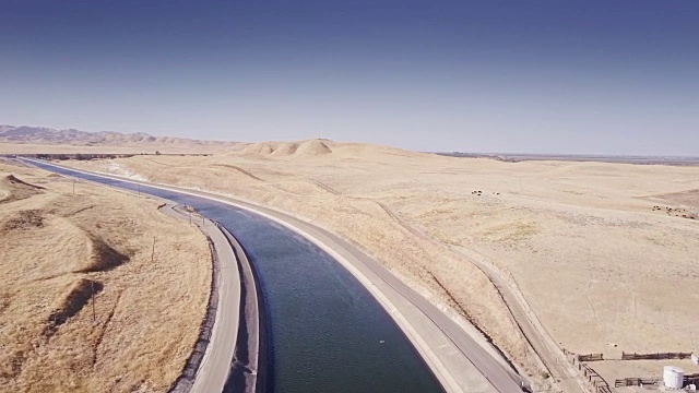 4K鸟瞰图的加州渡槽在中央山谷视频素材