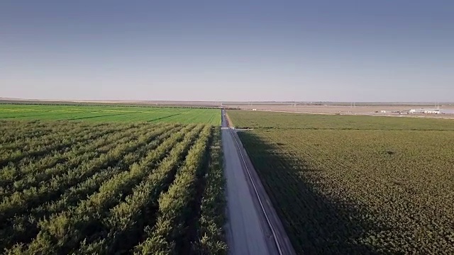 4K鸟瞰图的农田在圣华金山谷与I-5视频素材