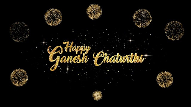 Ganesh Chaturthi美丽的金色问候文本外观从闪烁的粒子与金色的烟花背景。视频素材