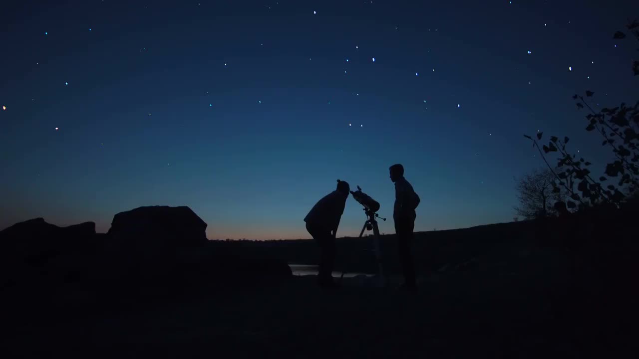岸上的人们用望远镜看视频下载