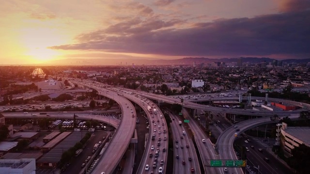 日落时分，10/110交汇处，洛杉矶航拍视频下载