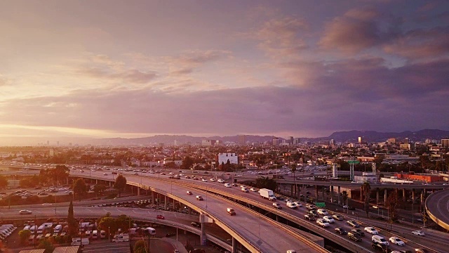 日落时分，10/110交汇处，洛杉矶航拍视频素材