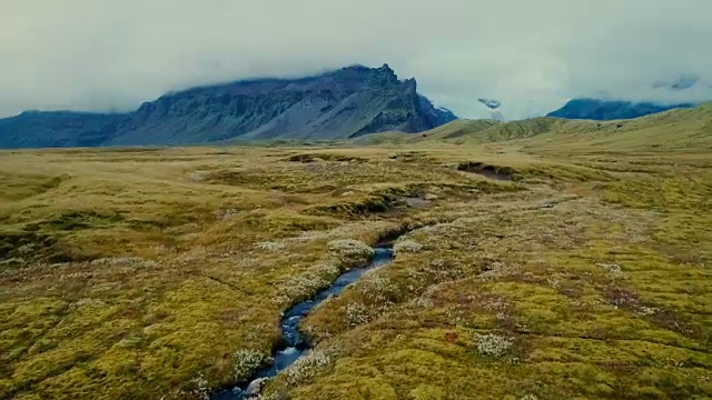 冰川附近河流的鸟瞰图视频素材