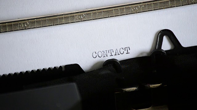 用一台旧的手动打字机打字视频素材