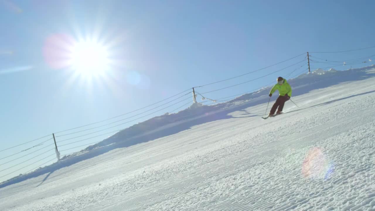 慢动作关闭:年轻的滑雪者雕刻在理想的完美的训练滑雪道视频购买