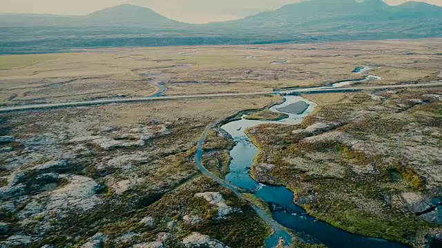 山上蓝色河流的鸟瞰图视频素材