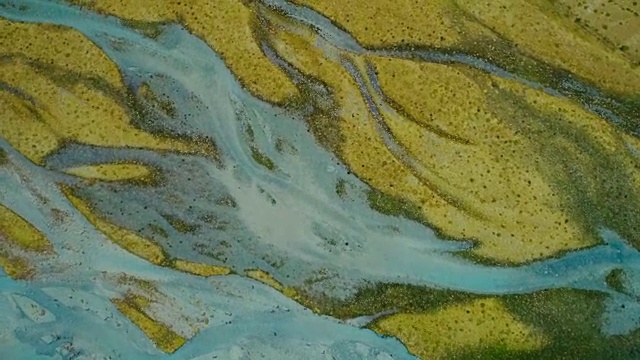 山上蓝色河流的鸟瞰图视频下载