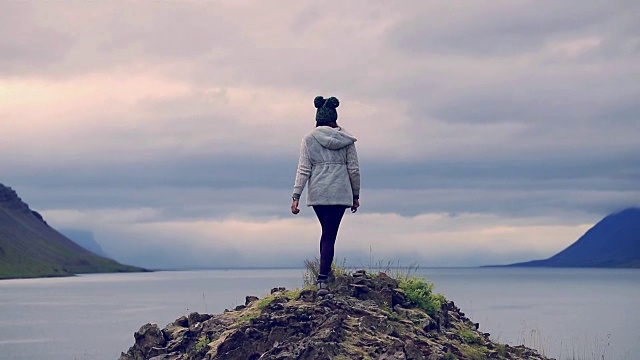 冰岛妇女享受自由，慢镜头视频下载