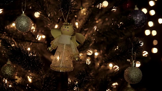 圣诞装饰，角和圣诞球上的散景灯背景视频素材